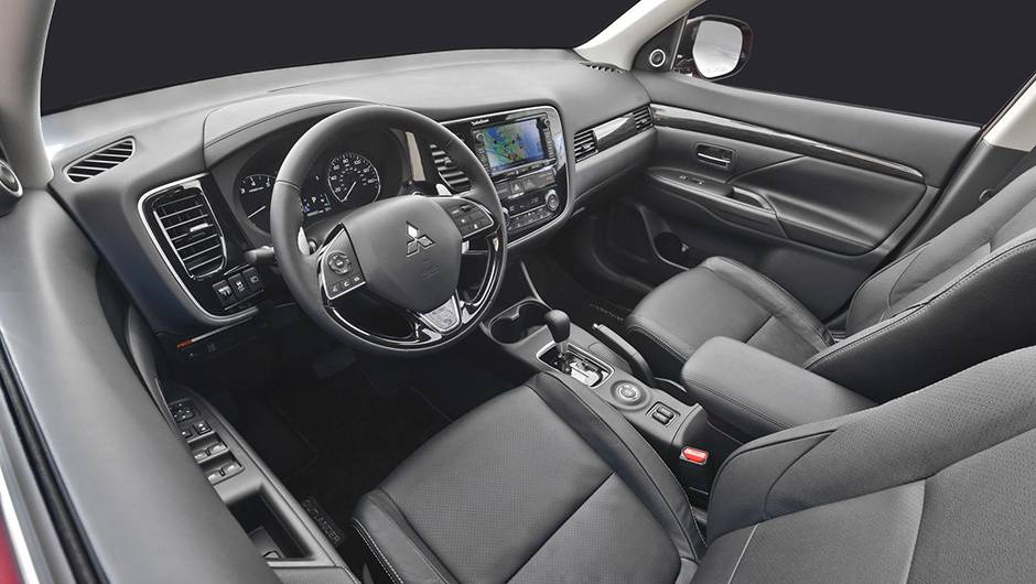Na cabine tamb&eacute;m h&aacute; novidades, incluindo a utiliza&ccedil;&atilde;o de um material com maior capacidade de isolamento ac&uacute;stico, novo volante multifuncional... | <a href="https://quatrorodas.abril.com.br/noticias/saloes/new-york-2015/mitsubishi-apresenta-facelift-outlande" rel="migration"></a>