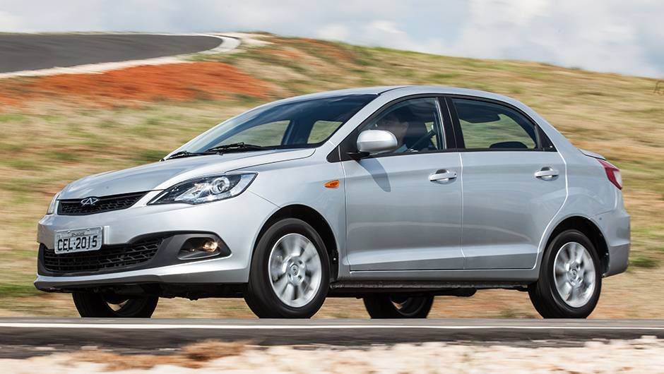 O conjunto de suspens&atilde;o e freios tamb&eacute;m foi ajustado, de modo a cair mais no gosto do brasileiro, com molas e amortecedores mais firmes | <a href="https://quatrorodas.abril.com.br/noticias/fabricantes/novo-chery-celer-chega-r-38-990-854540.shtml" rel="migration"></a>