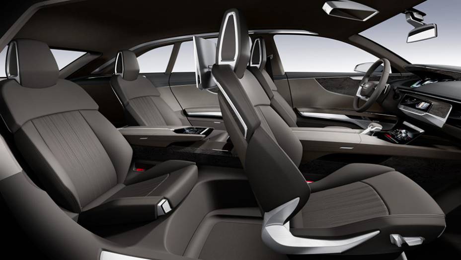 No caso dos passageiros da parte traseira, suas telas de OLED trazem, entre outras funções, o controle climático local | <a href="https://quatrorodas.abril.com.br/noticias/fabricantes/audi-apresenta-prologue-allroad-concept-855560.shtml" rel="migration">Leia mais</a>