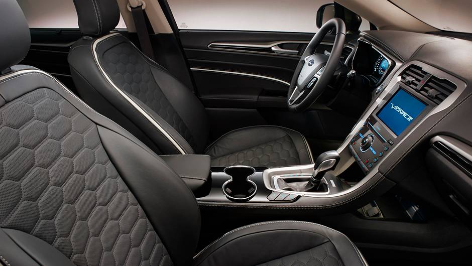 O destaque do Vignale Mondeo fica por conta do interior requintado, j&aacute; que a cabine conta com revestimento em couro em relevo | <a href="https://quatrorodas.abril.com.br/noticias/fabricantes/ford-revela-versao-producao-vignale-mondeo-856002.shtml" rel="migration"></a>