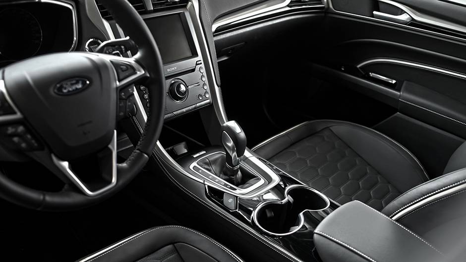Tamb&eacute;m est&atilde;o presentes materiais agrad&aacute;veis ao toque no painel, no console central, no descanso de bra&ccedil;o e nas portas | <a href="https://quatrorodas.abril.com.br/noticias/fabricantes/ford-revela-versao-producao-vignale-mondeo-856002.shtml" rel="migration">Leia mais</a>