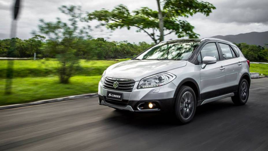 Em todas as versões, o SUV é equipado com motor 1.6 a gasolina, oferecendo 120 cv | <a href="https://quatrorodas.abril.com.br/noticias/fabricantes/suzuki-s-cross-chega-r-74-900-858040.shtml" rel="migration">Leia mais</a>