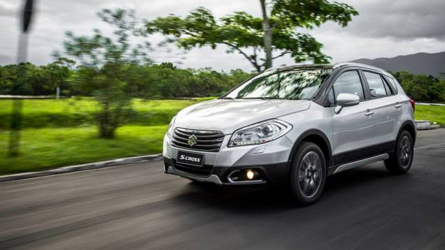 Em todas as versões, o SUV é equipado com motor 1.6 a gasolina, oferecendo 120 cv | <a href="https://quatrorodas.abril.com.br/noticias/fabricantes/suzuki-s-cross-chega-r-74-900-858040.shtml" rel="migration">Leia mais</a> Em todas as versões, o SUV é equipado com motor 1.6 a gasolina, oferecendo 120 cv | <a href="https://quatrorodas.abril.com.br/noticias/fabricantes/suzuki-s-cross-chega-r-74-900-858040.shtml" rel="migration">Leia mais</a>