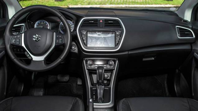 Na versão de topo de linha, está presente um sistema multimídia com tela de oito polegadas | <a href="https://quatrorodas.abril.com.br/noticias/fabricantes/suzuki-s-cross-chega-r-74-900-858040.shtml" rel="migration">Leia mais</a> Na versão de topo de linha, está presente um sistema multimídia com tela de oito polegadas | <a href="https://quatrorodas.abril.com.br/noticias/fabricantes/suzuki-s-cross-chega-r-74-900-858040.shtml" rel="migration">Leia mais</a>