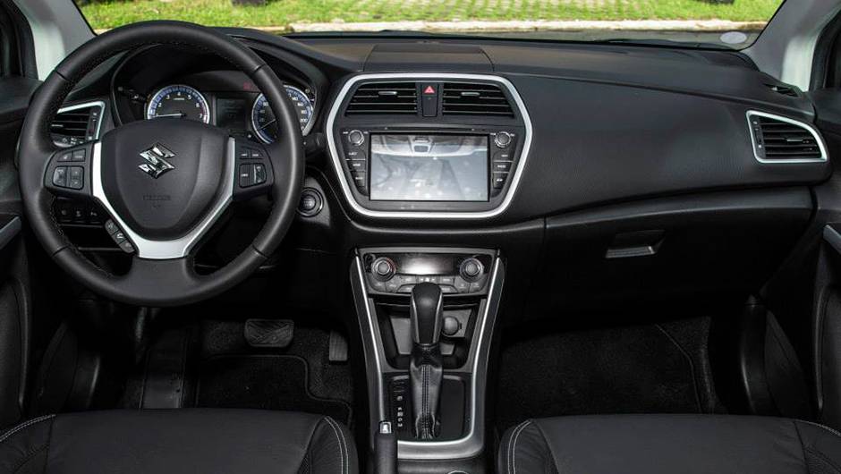 Na vers&atilde;o de topo de linha, est&aacute; presente um sistema multim&iacute;dia com tela de oito polegadas | <a href="https://quatrorodas.abril.com.br/noticias/fabricantes/suzuki-s-cross-chega-r-74-900-858040.shtml" rel="migration">Leia mais</a>