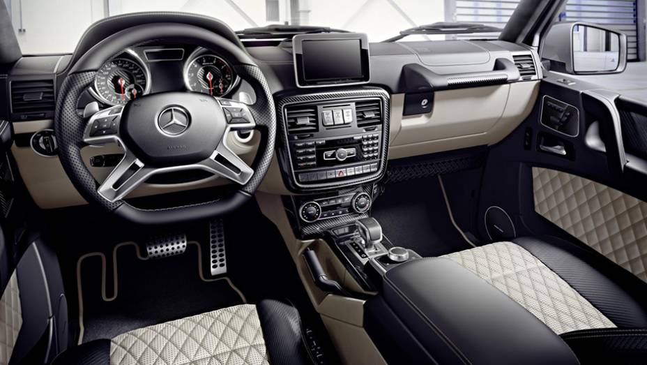 Por dentro, o acabamento é superior, com bancos revestidos em couro de dois tons e costura contrastante | <a href="https://quatrorodas.abril.com.br/noticias/fabricantes/mercedes-benz-classe-g-recebe-facelift-860921.shtml" rel="migration">Leia mais</a>