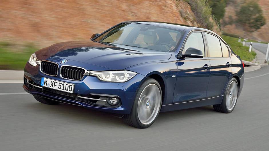 A reestiliza&ccedil;&atilde;o do modelo foi sutil, trazendo far&oacute;is atualizados e novas entradas de ar dianteiras | <a href="https://quatrorodas.abril.com.br/noticias/fabricantes/bmw-promove-sutil-reestilizacao-serie-3-862220.shtml" rel="migration">Leia mais</a>