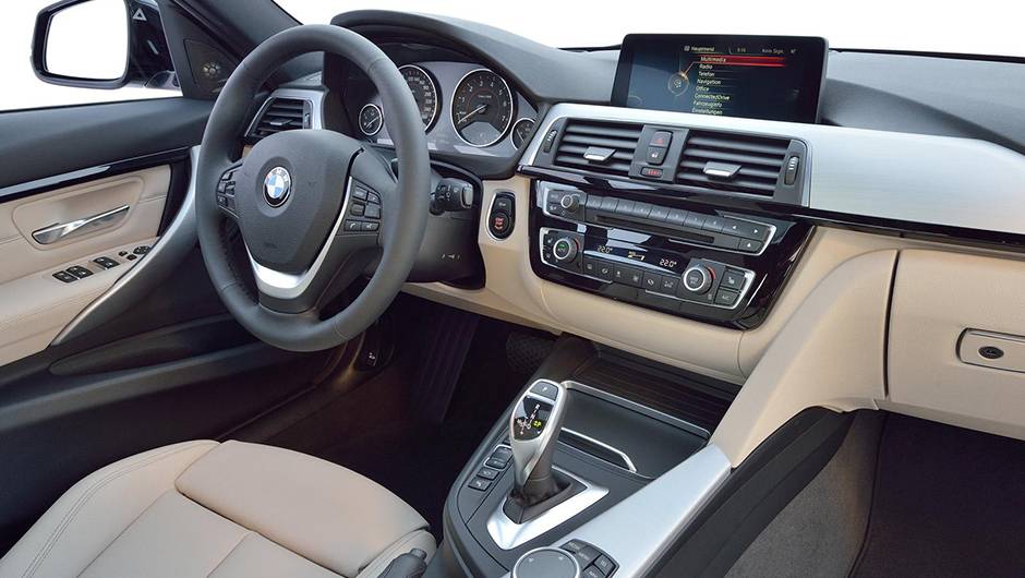 Por dentro, h&aacute; mais detalhes cromados (sa&iacute;das de ar e console central) | <a href="https://quatrorodas.abril.com.br/noticias/fabricantes/bmw-promove-sutil-reestilizacao-serie-3-862220.shtml" rel="migration">Leia mais</a>