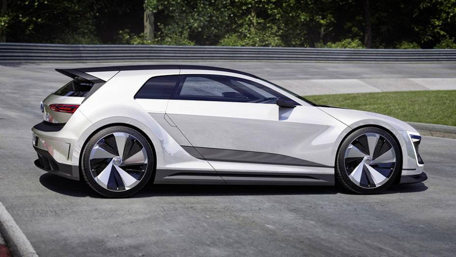 As linhas são bastante ousadas e diferentes daquelas vistas na sétima geração do Golf | <a href="https://quatrorodas.abril.com.br/noticias/fabricantes/volkswagen-golf-gte-sport-concept-abusa-futurismo-864842.shtml" rel="migration">Leia mais</a>