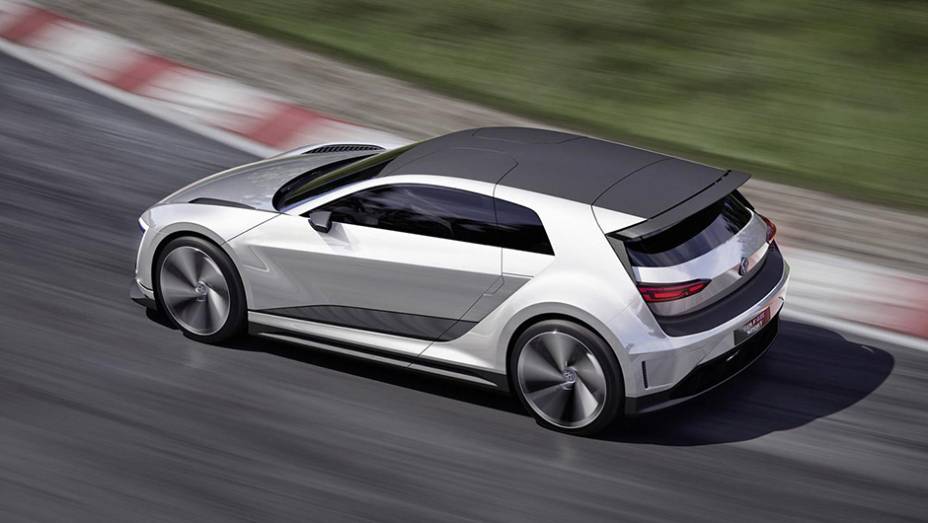 O híbrido plug-in oferece, de modo combinado, 394 cv e 68,3 mkgf | <a href="https://quatrorodas.abril.com.br/noticias/fabricantes/volkswagen-golf-gte-sport-concept-abusa-futurismo-864842.shtml" rel="migration">Leia mais</a>