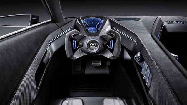 Por dentro, a coluna de direção vem em fibra de carbono e o volante é similar àqueles utilizados em monopostos | <a href="https://quatrorodas.abril.com.br/noticias/fabricantes/volkswagen-golf-gte-sport-concept-abusa-futurismo-864842.shtml" rel="migration">Leia mais</a>