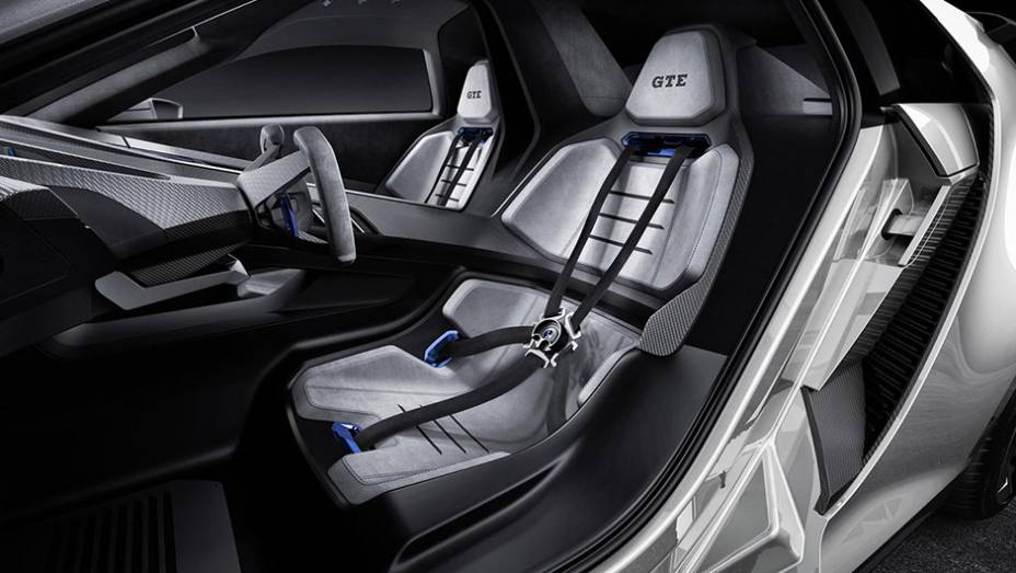 O mais curioso dos detalhes, divisão dos espaços para motorista e passageiro, praticamente como se fossem dois cockpits | <a href="https://quatrorodas.abril.com.br/noticias/fabricantes/volkswagen-golf-gte-sport-concept-abusa-futurismo-864842.shtml" rel="migration">Leia mais</a>