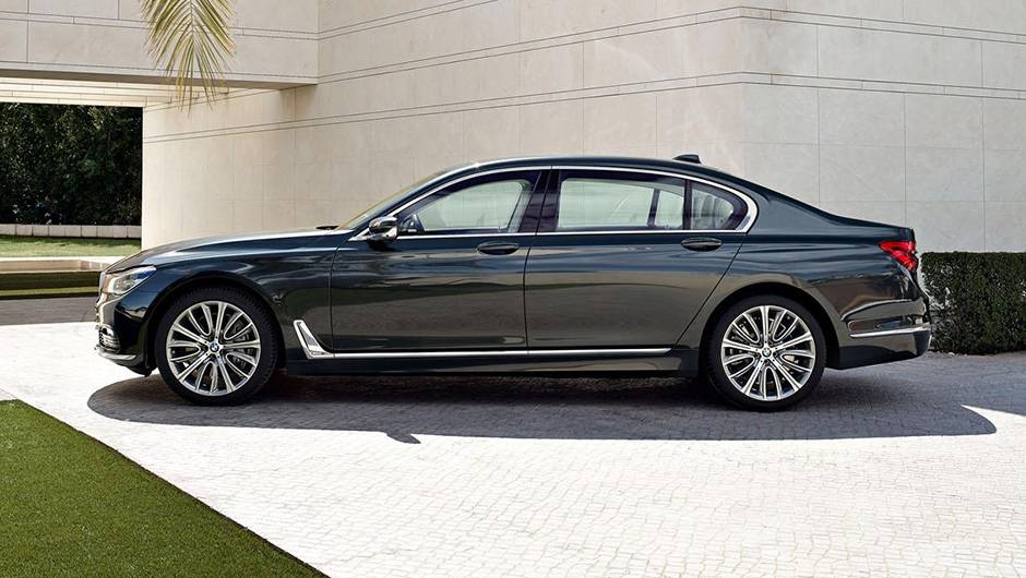 Entre as novidades, mais op&ccedil;&otilde;es de rodas de liga-leve, de 17 a 21 polegadas | <a href="https://quatrorodas.abril.com.br/noticias/fabricantes/bmw-mantem-alto-padrao-novo-serie-7-874860.shtml" rel="migration">Leia mais</a>