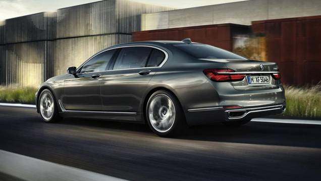 As lanternas do modelo seguem o formato de "L" | <a href="https://quatrorodas.abril.com.br/noticias/fabricantes/bmw-mantem-alto-padrao-novo-serie-7-874860.shtml" rel="migration">Leia mais</a> As lanternas do modelo seguem o formato de "L" | <a href="https://quatrorodas.abril.com.br/noticias/fabricantes/bmw-mantem-alto-padrao-novo-serie-7-874860.shtml" rel="migration">Leia mais</a>