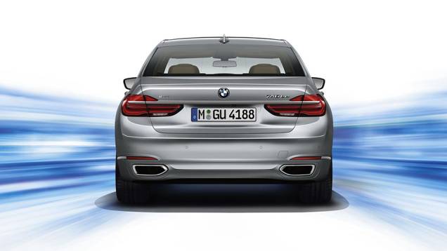 Quatro opções de motorização estão disponíveis, incluindo uma híbrida | <a href="https://quatrorodas.abril.com.br/noticias/fabricantes/bmw-mantem-alto-padrao-novo-serie-7-874860.shtml" rel="migration">Leia mais</a> Quatro opções de motorização estão disponíveis, incluindo uma híbrida | <a href="https://quatrorodas.abril.com.br/noticias/fabricantes/bmw-mantem-alto-padrao-novo-serie-7-874860.shtml" rel="migration">Leia mais</a>