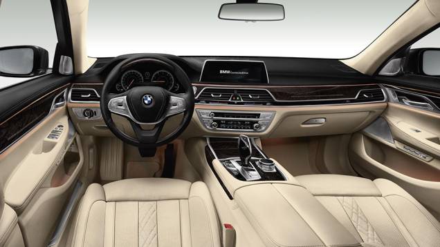 Por dentro, o sistema iDrive utiliza a tecnologia de controle por gestos | <a href="https://quatrorodas.abril.com.br/noticias/fabricantes/bmw-mantem-alto-padrao-novo-serie-7-874860.shtml" rel="migration">Leia mais</a>