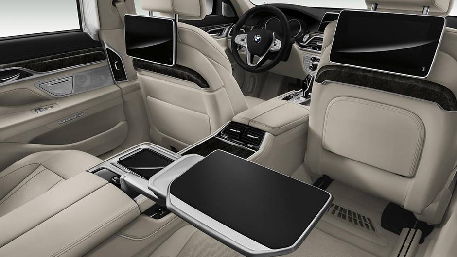 Nas vers&otilde;es com entre-eixos alongado, h&aacute; pacote opcional que agrega banco traseiro com fun&ccedil;&atilde;o massageadora e quatro zonas de controle clim&aacute;tico | <a href="https://quatrorodas.abril.com.br/noticias/fabricantes/bmw-mantem-alto-padrao-novo-serie-7-874860.shtml" rel="migration"></a>