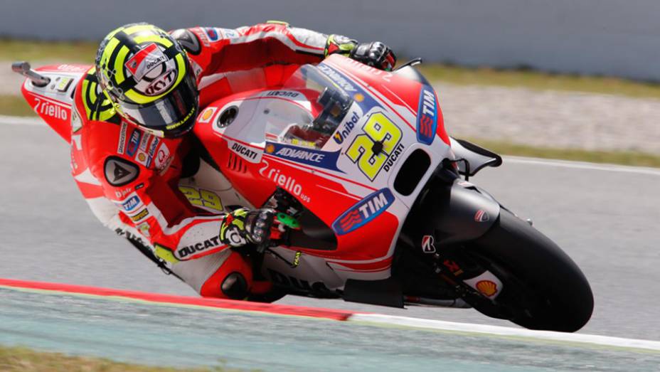 Sempre constante, Andrea Iannone levou a Ducati à quarta colocação | <a href="https://quatrorodas.abril.com.br/moto/galerias/competicoes/motogp-2015-catalunha-876720.shtml" rel="migration">Leia mais</a>