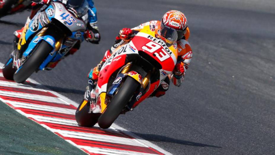 Atual bicampeão da categoria, Marc Marquez abandonou logo no início da prova | <a href="https://quatrorodas.abril.com.br/moto/galerias/competicoes/motogp-2015-catalunha-876720.shtml" rel="migration">Leia mais</a>