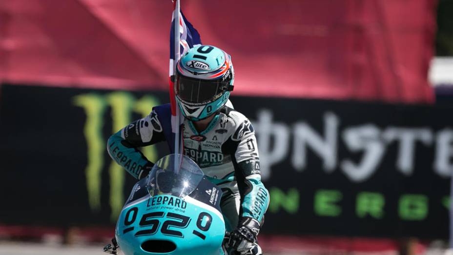 O triunfo da Moto3 foi do líder do campeonato, Danny Kent | <a href="https://quatrorodas.abril.com.br/moto/galerias/competicoes/motogp-2015-catalunha-876720.shtml" rel="migration">Leia mais</a>