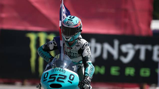 O triunfo da Moto3 foi do líder do campeonato, Danny Kent | <a href="https://quatrorodas.abril.com.br/moto/galerias/competicoes/motogp-2015-catalunha-876720.shtml" rel="migration">Leia mais</a> O triunfo da Moto3 foi do líder do campeonato, Danny Kent | <a href="https://quatrorodas.abril.com.br/moto/galerias/competicoes/motogp-2015-catalunha-876720.shtml" rel="migration">Leia mais</a>