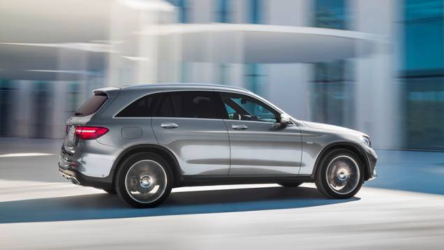 Basicamente, trata-se de uma reestilização rebatizada do que se conhecia como GLK | <a href="https://quatrorodas.abril.com.br/noticias/fabricantes/mercedes-benz-enfim-apresenta-glc-877760.shtml" rel="migration">Leia mais</a>