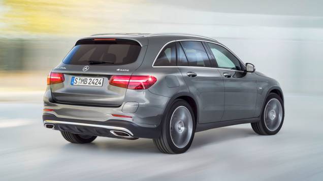 O modelo chega ao mercado europeu com duas versões movidas a diesel e uma a gasolina | <a href="https://quatrorodas.abril.com.br/noticias/fabricantes/mercedes-benz-enfim-apresenta-glc-877760.shtml" rel="migration">Leia mais</a>