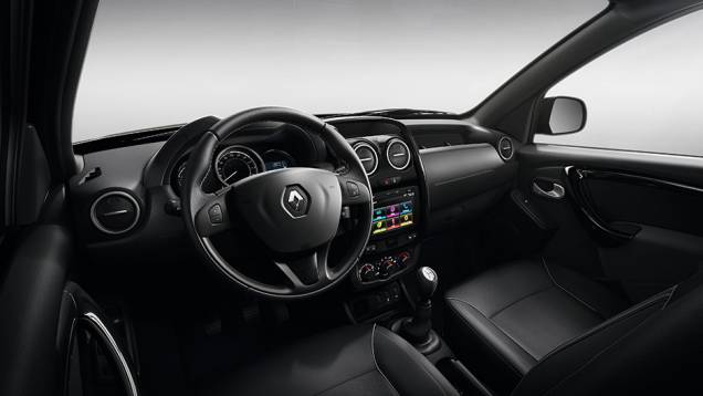 Internamente, a cabine também tem muitas semelhanças com o renovado SUV | <a href="https://quatrorodas.abril.com.br/noticias/saloes/buenos-aires-2015/renault-exibe-duster-picape-sandero-r-s-877281.shtml" rel="migration">Leia mais</a>