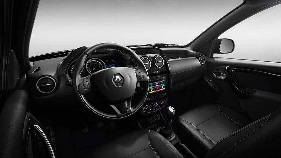 Internamente, a cabine tamb&eacute;m tem muitas semelhan&ccedil;as com o renovado SUV | <a href="https://quatrorodas.abril.com.br/noticias/saloes/buenos-aires-2015/renault-exibe-duster-picape-sandero-r-s-877281.shtml" rel="migration">Leia mais</a>