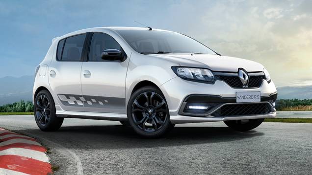 O Sandero RS destinado ao mercado latino-americano é o primeiro modelo da Renault Sport não-concebido para a Europa | <a href="http://quatrorodas.abril.com.br/noticias/saloes/buenos-aires-2015/renault-exibe-duster-picape-sandero-r-s-877281.shtml" rel="migration"></a>
