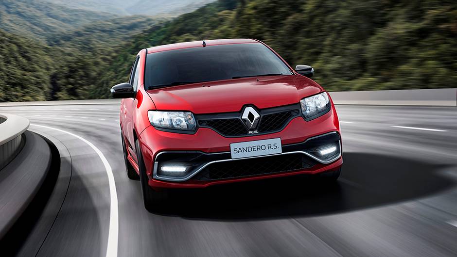 Ele tem novas regulagens de suspens&atilde;o, dire&ccedil;&atilde;o e freios a disco nas quatro rodas | <a href="https://quatrorodas.abril.com.br/noticias/saloes/buenos-aires-2015/renault-exibe-duster-picape-sandero-r-s-877281.shtml" rel="migration">Leia mais</a>
