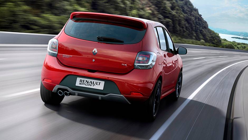 Outro destaque &eacute; a presen&ccedil;a de controle de estabilidade com op&ccedil;&atilde;o esportiva | <a href="https://quatrorodas.abril.com.br/noticias/saloes/buenos-aires-2015/renault-exibe-duster-picape-sandero-r-s-877281.shtml" rel="migration">Leia mais</a>