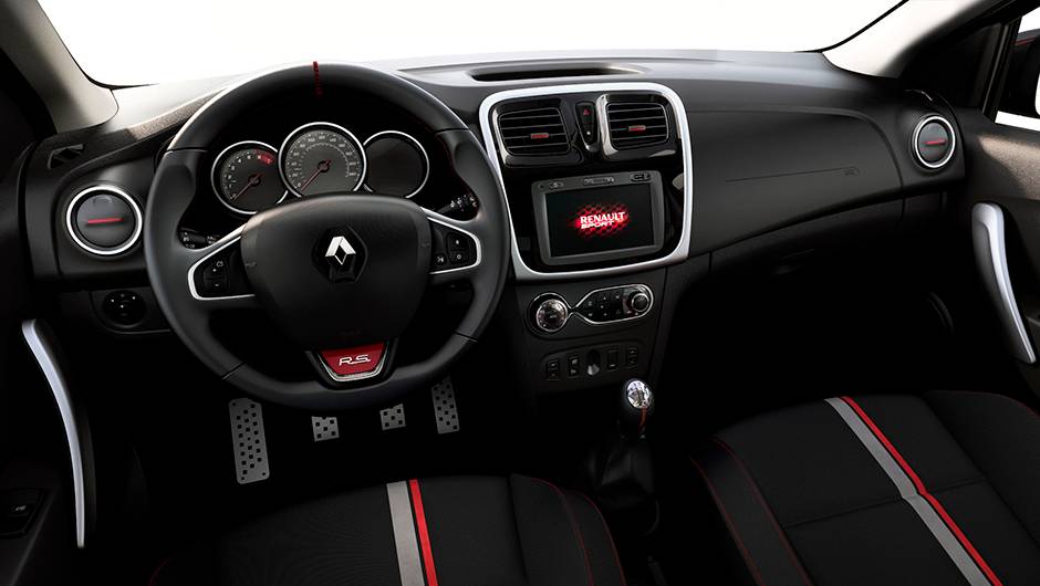 A chegada do Sandero RS ao mercado brasileiro est&aacute; programada para o segundo semestre de 2015 | <a href="https://quatrorodas.abril.com.br/noticias/saloes/buenos-aires-2015/renault-exibe-duster-picape-sandero-r-s-877281.shtml" rel="migration">Leia mais</a>