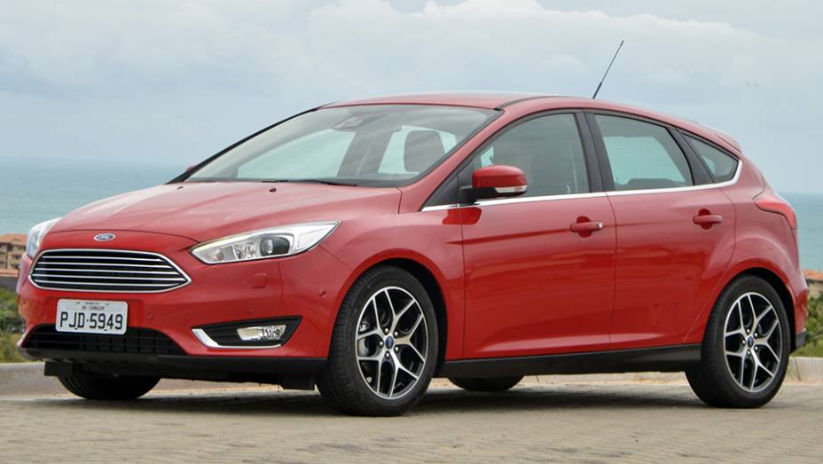 Em sua mais nova reestilização, o Focus adota a identidade visual da maior parte dos modelos da Ford, com grade frontal "boca de bagre" | <a href="https://quatrorodas.abril.com.br/noticias/fabricantes/novo-ford-focus-chega-r-69-900-879421.shtml" rel="migration">Leia mais</a>