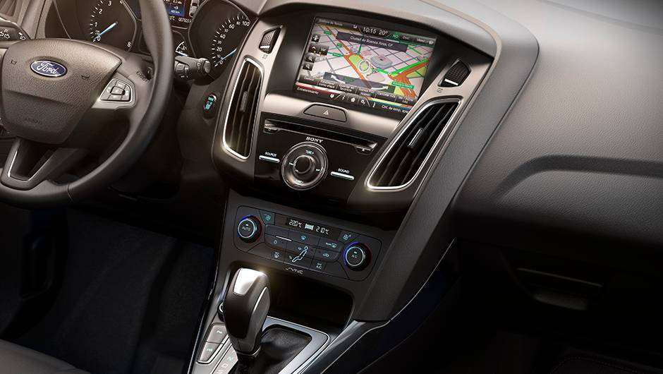 Por dentro, o modelo traz sistema multim&iacute;dia SYNC com MyFord Touch e GPS a partir da vers&atilde;o Titanium | <a href="https://quatrorodas.abril.com.br/noticias/fabricantes/novo-ford-focus-chega-r-69-900-879421.shtml" rel="migration">Leia mais</a> | <a href="https://quatrorodas.abri" rel="migration"></a>