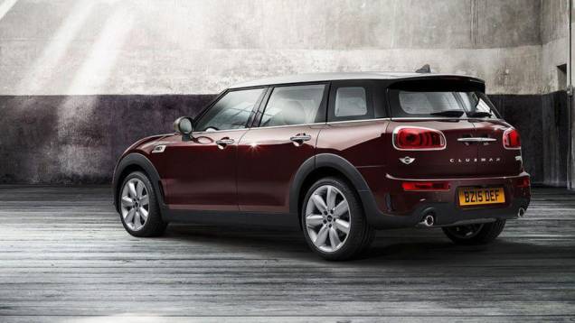 O modelo também está 16 centímetros mais largo e 2,5 centímetros mais alto | <a href="https://quatrorodas.abril.com.br/noticias/fabricantes/mini-clubman-chega-segunda-geracao-880622.shtml" rel="migration">Leia mais</a>