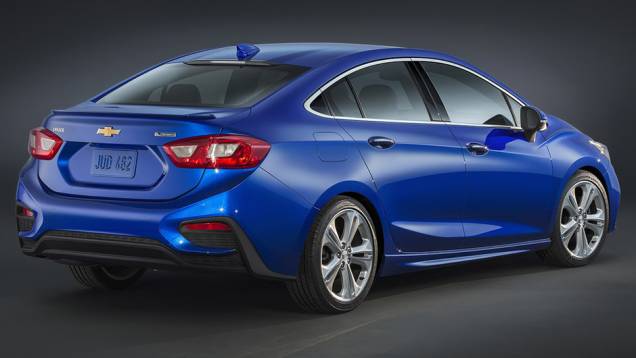 Apesar do aumento das dimensões, o sedã está 113 quilos mais leve do que seu antecessor | <a href="https://quatrorodas.abril.com.br/noticias/fabricantes/chevrolet-revela-nova-geracao-cruze-880901.shtml" rel="migration">Leia mais</a> Apesar do aumento das dimensões, o sedã está 113 quilos mais leve do que seu antecessor | <a href="https://quatrorodas.abril.com.br/noticias/fabricantes/chevrolet-revela-nova-geracao-cruze-880901.shtml" rel="migration">Leia mais</a>