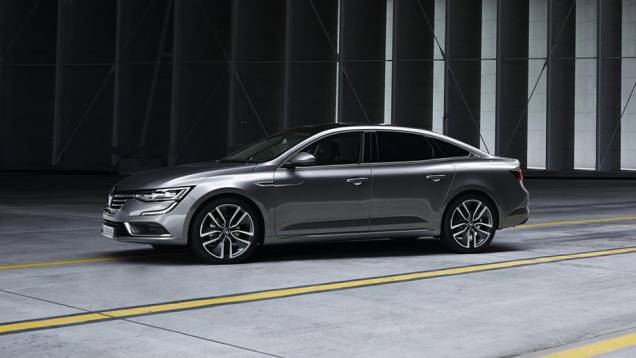 O sedã tem 4,85 metros de comprimento, sendo 2,81m de espaço entre-eixos | <a href="https://quatrorodas.abril.com.br/noticias/fabricantes/oficializado-renault-talisman-tera-cinco-opcoes-motorizacao-884941.shtml" rel="migration">Leia mais</a>