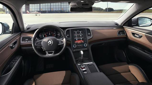 Por dentro, destaque para o sistema multimídia R-Link 2, disponível para as versões mais recheadas | <a href="https://quatrorodas.abril.com.br/noticias/fabricantes/oficializado-renault-talisman-tera-cinco-opcoes-motorizacao-884941.shtml" rel="migration">Leia mais</a>