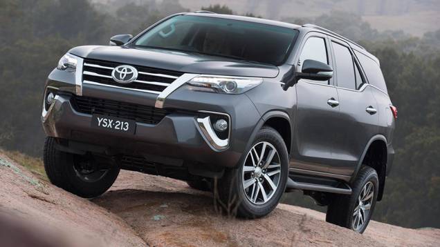 Não se engane pelo nome. A Toyota vende a SW4 no mercado australiano como Fortuner | <a href="https://quatrorodas.abril.com.br/noticias/fabricantes/toyota-revela-nova-sw4-australia-887841.shtml" rel="migration">Leia mais</a>