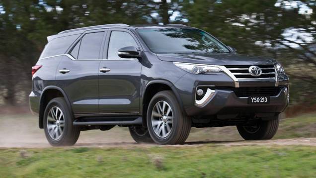 O SUV tem 4,795m de comprimento, com 2,745m de espaço entre-eixos | <a href="https://quatrorodas.abril.com.br/noticias/fabricantes/toyota-revela-nova-sw4-australia-887841.shtml" rel="migration">Leia mais</a>