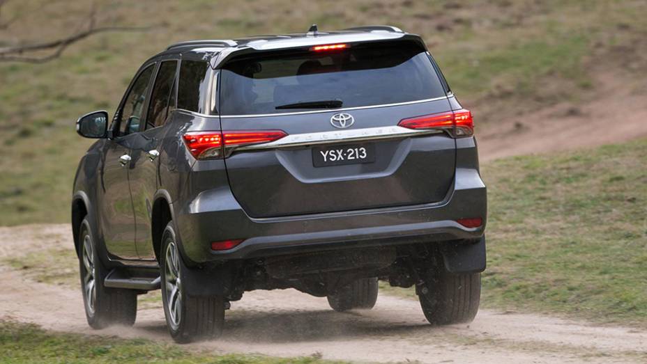 O Fortuner/SW4 também vem com tração integral de série | <a href="https://quatrorodas.abril.com.br/noticias/fabricantes/toyota-revela-nova-sw4-australia-887841.shtml" rel="migration">Leia mais</a>