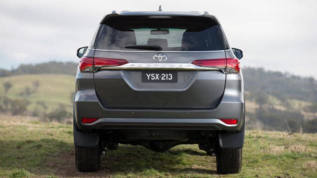 Quando equipado com câmbio manual, o modelo pode puxar até 3.000 kg de carga | <a href="https://quatrorodas.abril.com.br/noticias/fabricantes/toyota-revela-nova-sw4-australia-887841.shtml" rel="migration">Leia mais</a> Quando equipado com câmbio manual, o modelo pode puxar até 3.000 kg de carga | <a href="https://quatrorodas.abril.com.br/noticias/fabricantes/toyota-revela-nova-sw4-australia-887841.shtml" rel="migration">Leia mais</a>