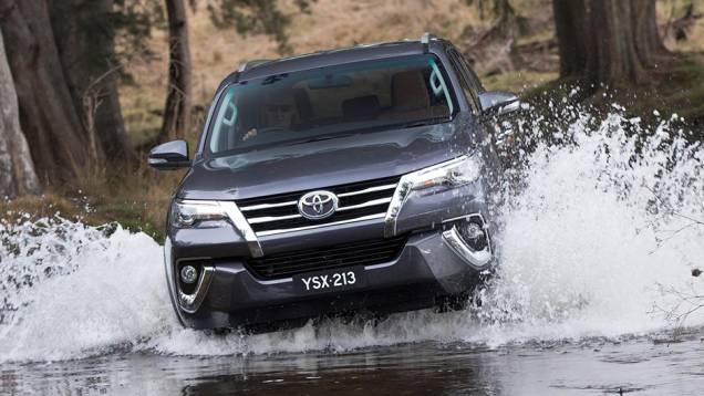 A previsão é de que o modelo chegue às lojas australianas em outubro de 2015; ainda não se sabe quando desembarcará no Brasil | <a href="https://quatrorodas.abril.com.br/noticias/fabricantes/toyota-revela-nova-sw4-australia-887841.shtml" rel="migration">Leia mais</a>