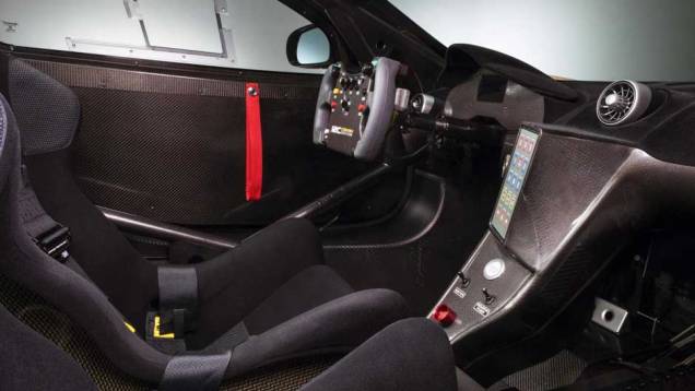 O interior oferece apenas o essencial para a condução nas pistas de corrida | <a href="https://quatrorodas.abril.com.br/noticias/fabricantes/mclaren-exibe-nova-versao-mp4-12c-697456.shtml" rel="migration">Leia mais</a>