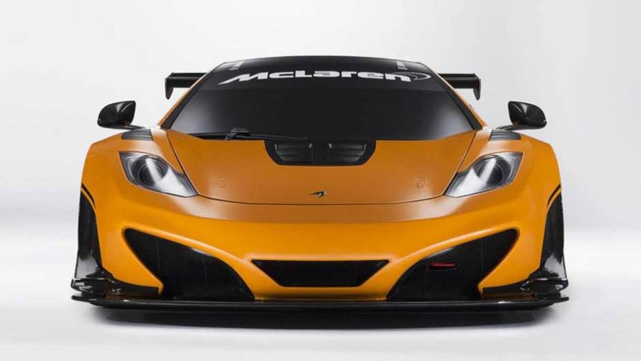 A carroceria laranja é uma homenagem à antiga cor dos bólidos da McLaren, e contrasta bem com as peças de fibra de carbono espalhadas pelo veículo | <a href="http://quatrorodas.abril.com.br/noticias/fabricantes/mclaren-exibe-nova-versao-mp4-12c-697456.shtm" rel="migration"></a>