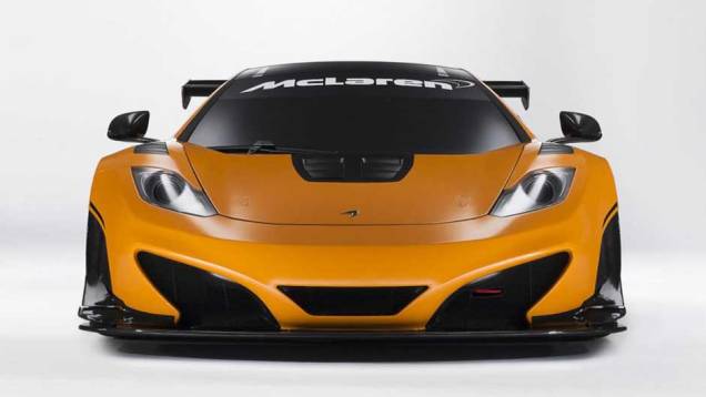 A carroceria laranja é uma homenagem à antiga cor dos bólidos da McLaren, e contrasta bem com as peças de fibra de carbono espalhadas pelo veículo | <a href="https://quatrorodas.abril.com.br/noticias/fabricantes/mclaren-exibe-nova-versao-mp4-12c-697456.shtm" rel="migration"></a> A carroceria laranja é uma homenagem à antiga cor dos bólidos da McLaren, e contrasta bem com as peças de fibra de carbono espalhadas pelo veículo | <a href="https://quatrorodas.abril.com.br/noticias/fabricantes/mclaren-exibe-nova-versao-mp4-12c-697456.shtm" rel="migration"></a>
