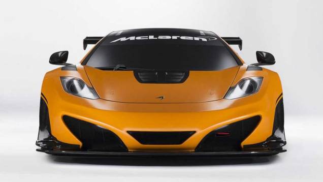 A carroceria laranja é uma homenagem à antiga cor dos bólidos da McLaren, e contrasta bem com as peças de fibra de carbono espalhadas pelo veículo | <a href="https://quatrorodas.abril.com.br/noticias/fabricantes/mclaren-exibe-nova-versao-mp4-12c-697456.shtm" rel="migration"></a>