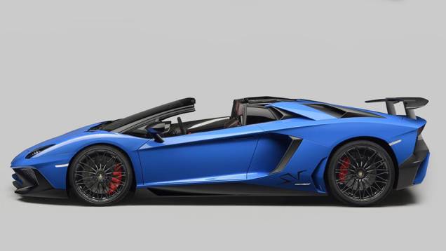 Destaque também para um vidro elétrico traseiro, que pode ser acionado para redução do ruído | <a href="https://quatrorodas.abril.com.br/noticias/fabricantes/lamborghini-aventador-sv-roadster-obra-arte-896220.shtml" target="_blank" rel="migration">Leia mais</a>