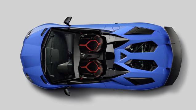 Na hora de acelerar, o modelo avança de 0 a 100 km/h em 2,9 segundos, alcançando a máxima de 350 km/h | <a href="https://quatrorodas.abril.com.br/noticias/fabricantes/lamborghini-aventador-sv-roadster-obra-arte-896220.shtml" target="_blank" rel="migration">Leia mais</a>